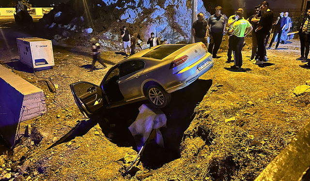 Deprem enkazının boşluğuna araç uçtu
