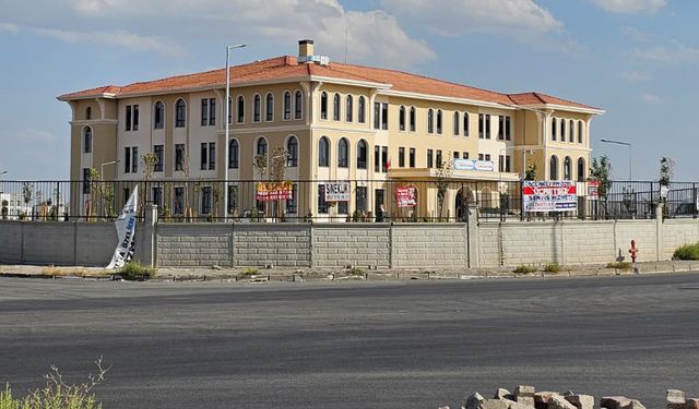 Diyarbakır Oğlaklı'da plansız yapılaşma: Bir sırada dört öğrenci oturuyor