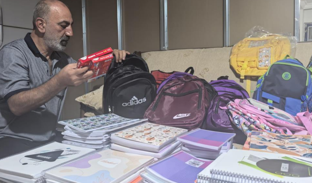 Diyarbakır’da muhtardan öğrencilere kırtasiye desteği