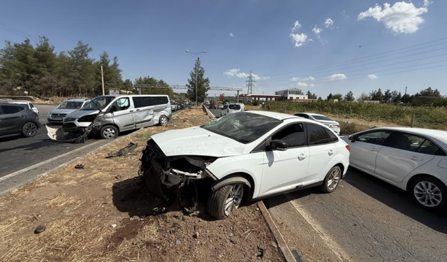 Diyarbakır’da otomobil karşı şeride savruldu