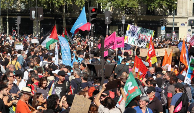 Paris’te şiddetli gösteriler: 110 gözaltı ve 250 noktada protesto