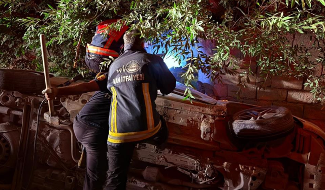 Van'da otomobil su kanalına düştü, sürücü yaralandı