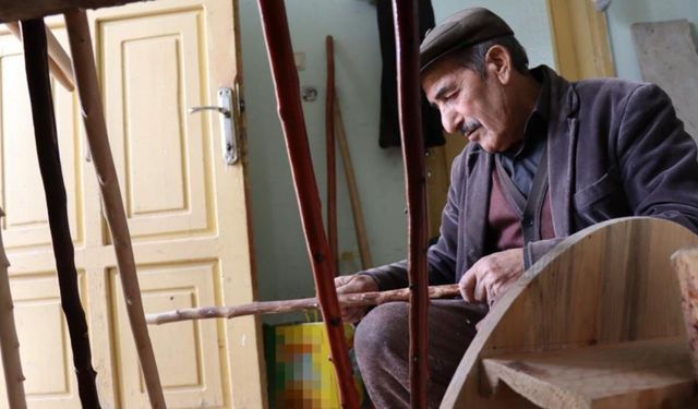 Atık ağaç parçalarından sanat eseri çıkarıyor