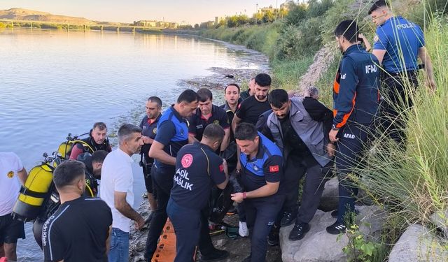 Dicle nehrinde acı son: Köprüden atlayan genç öldü