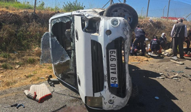 Kamyonet ve otomobil çarpıştı: 4'ü çocuk 8 yaralı