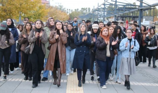 Rojin Kabaiş haberlerine getirilen engel protesto edildi
