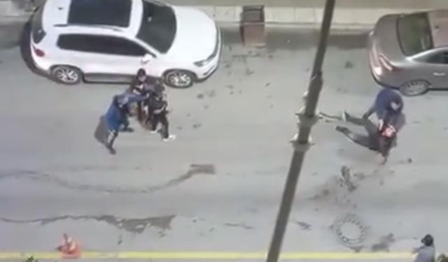 Sokak ortasında silahlı kavga çıktı