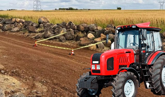 Urfa’da çiftçi tarlasında 155 milimetrelik patlamamış top mermisi buldu