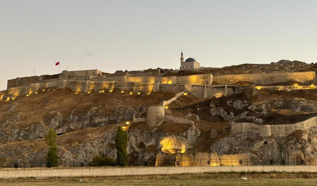 Van Kalesi Surlarına korkuluk yerleştirildi