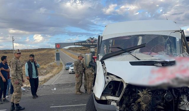 Van'da servis ile tır çarpıştı: 15 yaralı