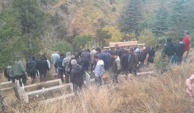 Yangında hayatını kaybeden kardeşler tek mezarda defnedildi