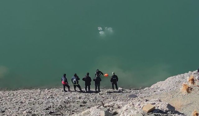 Baraj gölüne uçan araçtan 2 kişinin cansız bedeni çıkarıldı