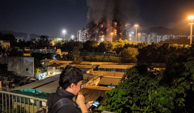 Hong Kong’da 1900 daireli sitede yangın: 13 ölü