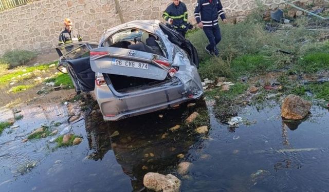Otomobil dere yatağına devrildi: 1 ölü, 2 yaralı