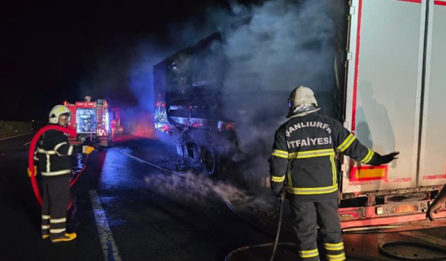 Şanlıurfa’da salça yüklü tırın dorsesi alev aldı