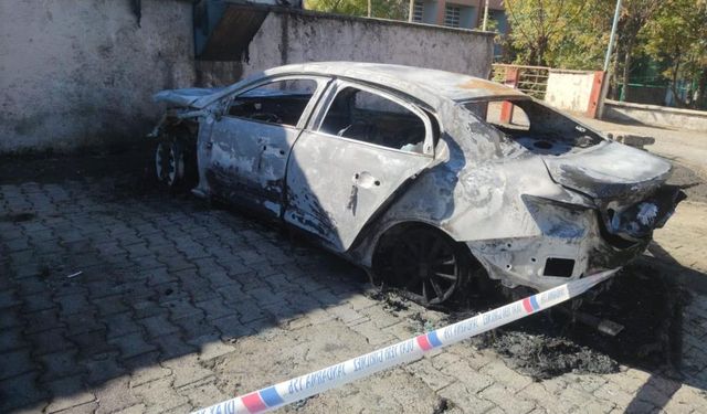 Şırnak’ta park halindeki iki araç gece yarısı yandı