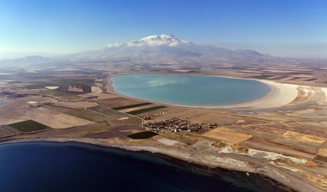 Süphan Dağı eşliğinde Arin Gölü’nden kartpostallık görüntüler