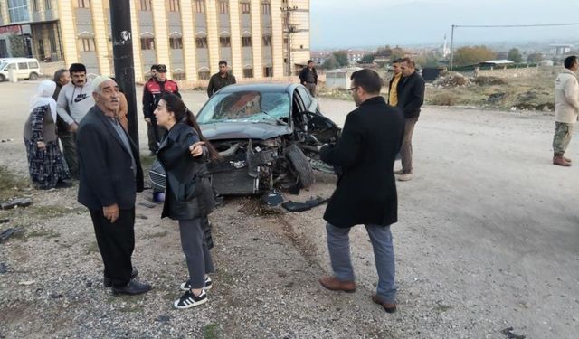 Traktör kazasında savrulan otomobil yayayı hayattan aldı