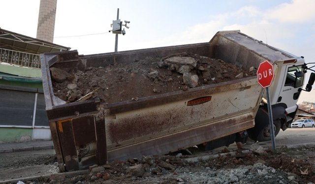 Çöp kamyonunun altında kalan işçi kurtarılamadı