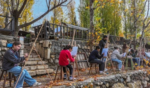 Diyarbakır’da öğrenciler doğayı ve tarihi resmediyor