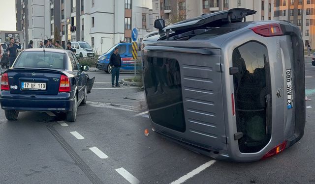 Diyarbakır'da trafik kazası: Araç yan yattı, 2 kişi yaralandı