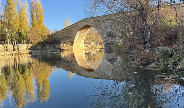 Diyarbakır’ın asırlık köprüsü kış manzarasıyla büyülüyor