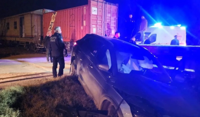 Malatya’da hemzemin geçitte tren otomobile çarptı