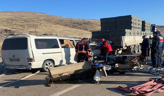 Malatya'da minibüs ile tır kafa kafaya çarpıştı: 3 ölü