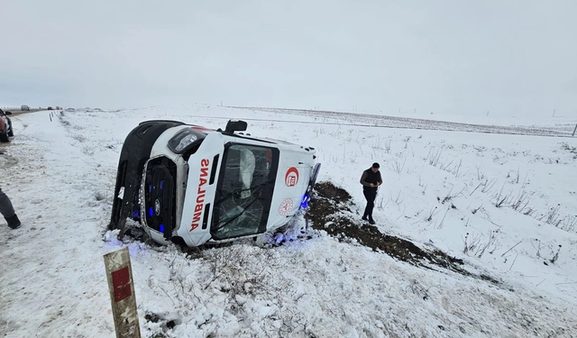 Diyarbakır’da vakaya giden ambulans kar yağışı devrildi