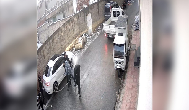 Mardin’de kopan elektrik teli gençlerin üzerine düştü