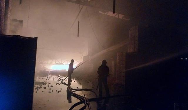 Paketleme fabrikasında yangın: 60 işçi tahliye edildi, 1 ölü