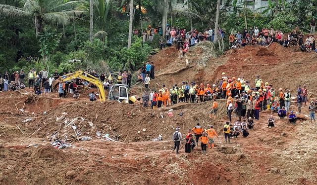 Şiddetli yağışlar sonrası toprak kayması: 8 ölü, 82 kayıp