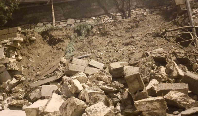 Diyarbakır’da sağanak yağış istinat duvarını yıktı