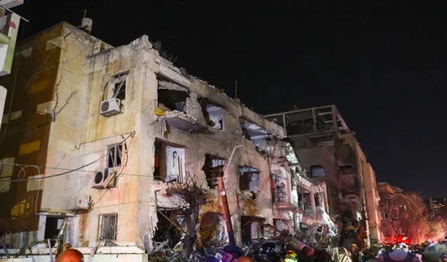 İsrail’de katliam gibi saldırı! İran füzesi binaları yerle bir etti