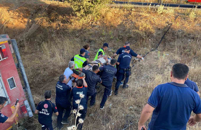 Elazığ’da yangına giden itfaiye aracı şarampole yuvarlandı: 2 yaralı
