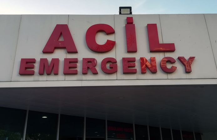 Öğrenci servisi ile otomobil çarpıştı: 6 yaralı