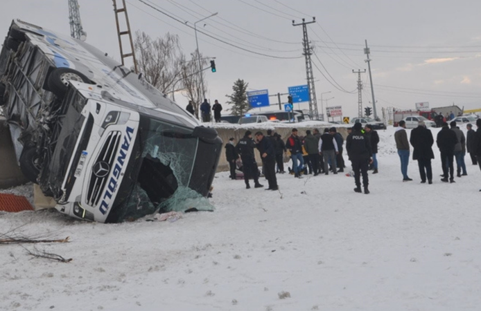 Ağrı'da yolcu otobüsü devrildi: Çok sayıda yaralı var!