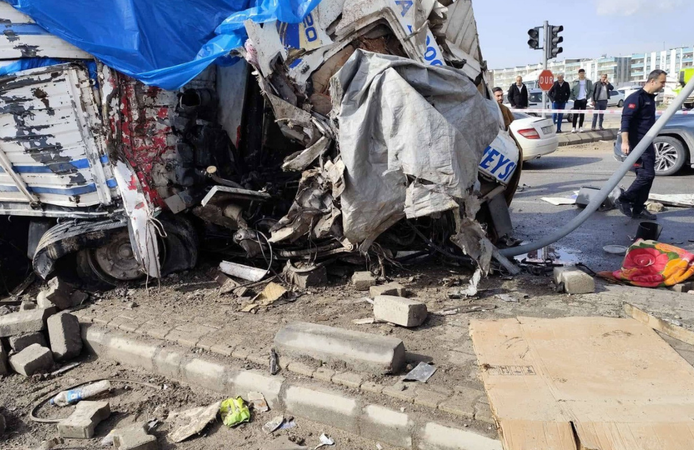 Şanlıurfa’da freni patlayan kamyon dehşet saçtı: 1 ölü, 3 yaralı