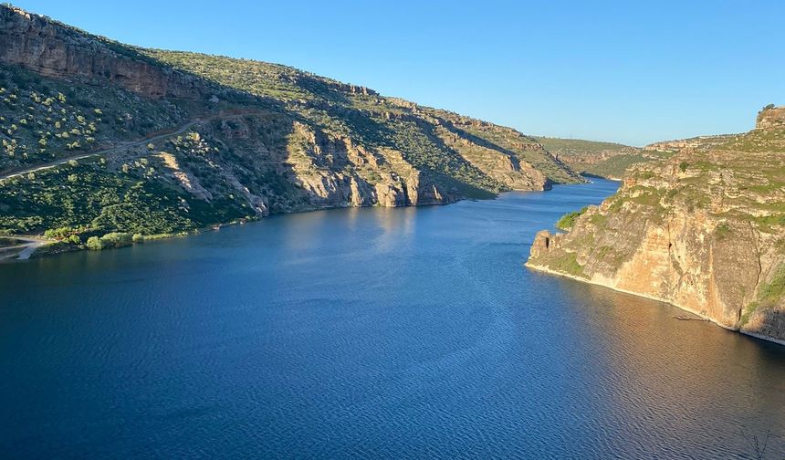 Eğil Barajı
Eğil Barajı, Türkiye'nin Diyarbakır ilinde Fırat Nehri üzerinde yer alan bir barajdır. Baraj, 1972-1977 yılları arasında inşa edilmiştir.
Kaynak: Amed Tımes