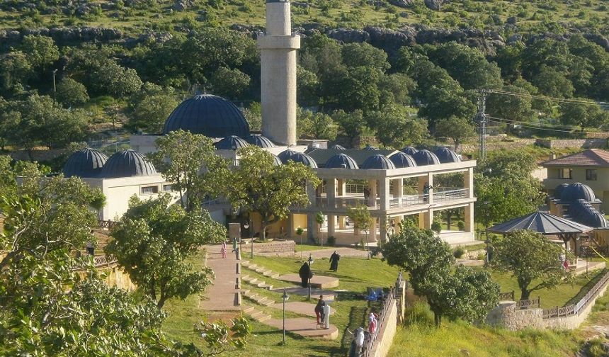 Peygamberler Tepesi
Nebi Harun-i Asefi, Nebi Hallak, Nebi Harut, Nebi Zünnun, Nebi Hürmüz, Nebi Ömer, Danyal, Hazreti Zülkifl ve Elyesa peygamberlerin kabirlerini ziyaret edip manevi bir atmosferde bulunuyorlar.
Kaynak: geziyore