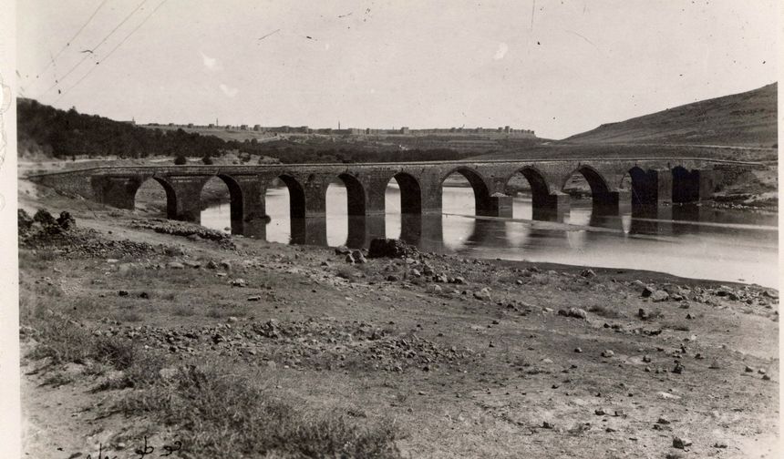 Kitâbe: Mervânoğulları’ndan Nizâmüddevle - - Nasr zamanında Kadı Ebü’l-Hasan
 - Abdülvâhid tarafından 1064-65 yılında Ubeyd adlı bir mimara yaptırıldığı belirtilen çiçekli kufî kitâbe, araştırmacılar tarafından onarım kitâbesi olarak kabul edilmekte
- Onarım tarihi: Son defa 1899-1900 yıllarında onarılmıştır

Kaynak: Kültürenvanteri