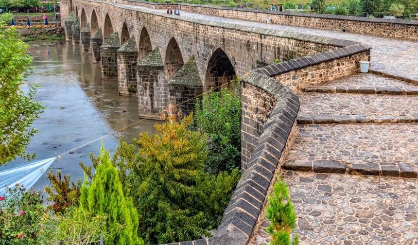- Farklı boyutlarda sivri kemerler bulunmaktadır, en geniş kemer ortadakidir
-Menba tarafında üçgen külâhlı sel yaranlar, mansab tarafında silmeli dikdörtgen dayanak duvarları bulunur
- Duvarlar, arazinin topografik yapısına uygun şekilde yapılmıştır ve Dicle Nehri'nin basıncına karşı koyacak şekilde tasarlanmıştır

Kaynak: Yolcu 360