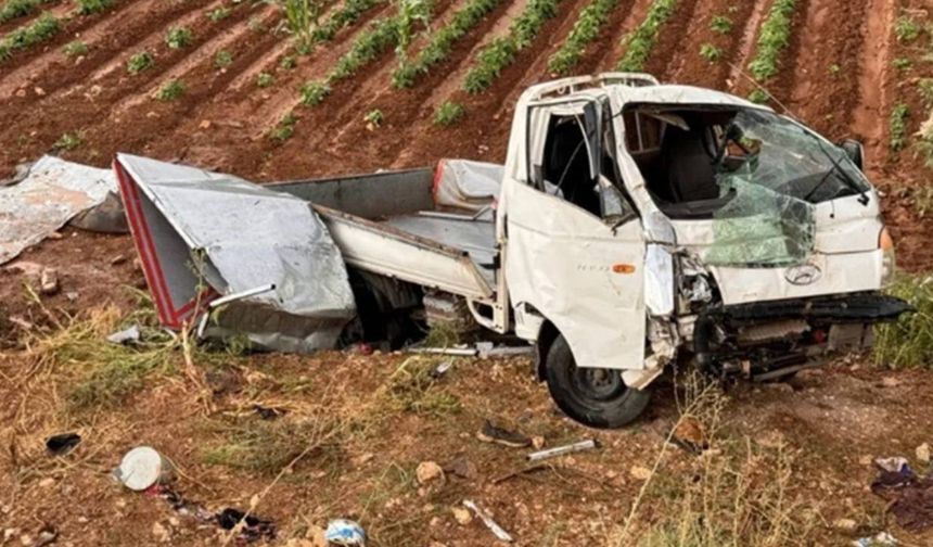 Feci kaza: Tarım işçilerini taşıyan kamyonet hafif ticari araca çarptı