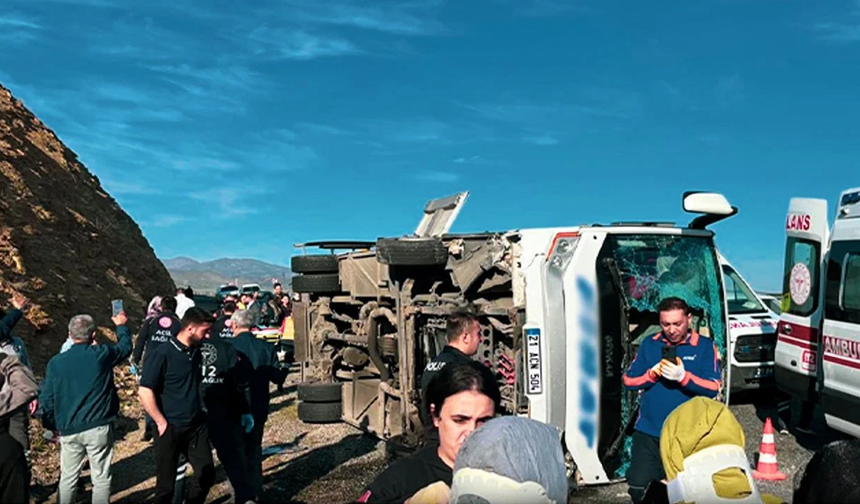 Elazığ’dan Diyarbakır’a giden otobüs devrildi, 3 kişi ağır yaralandı