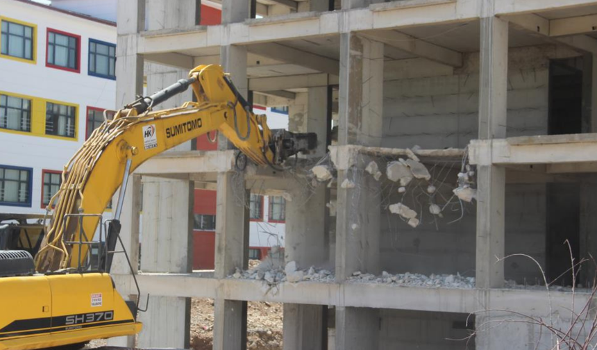Şanlıurfa’da müteahhit kendini ihbar edip bina yıktırdı