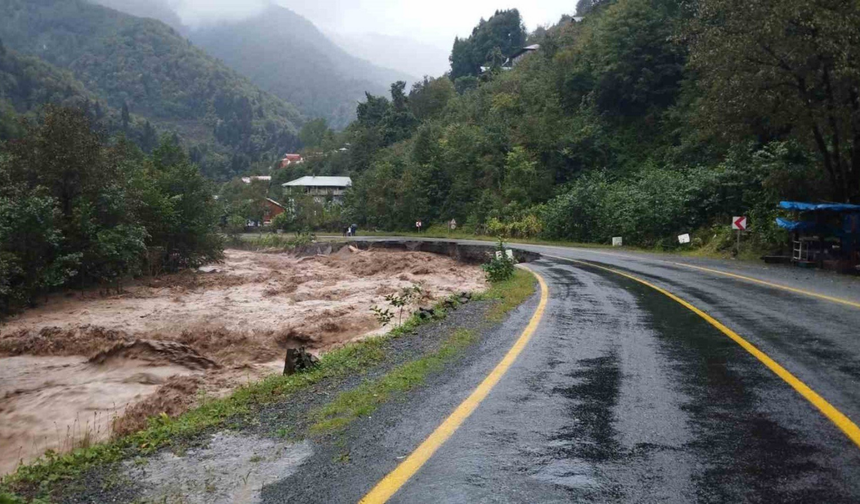 Sağanak yağış felaketi: Yollar kapandı, ulaşım kesildi