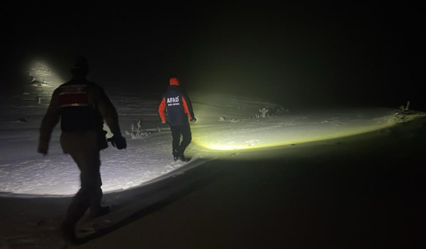 Ağrı’da kara saplanan araçtaki 2 kişi kurtarıldı