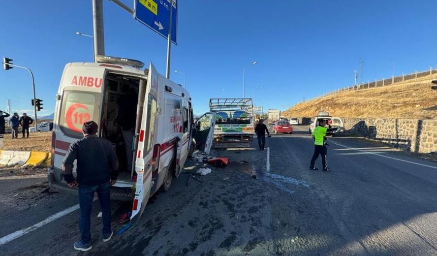 Ambulans kazaya karıştı: 2’si ağır 7 yaralı