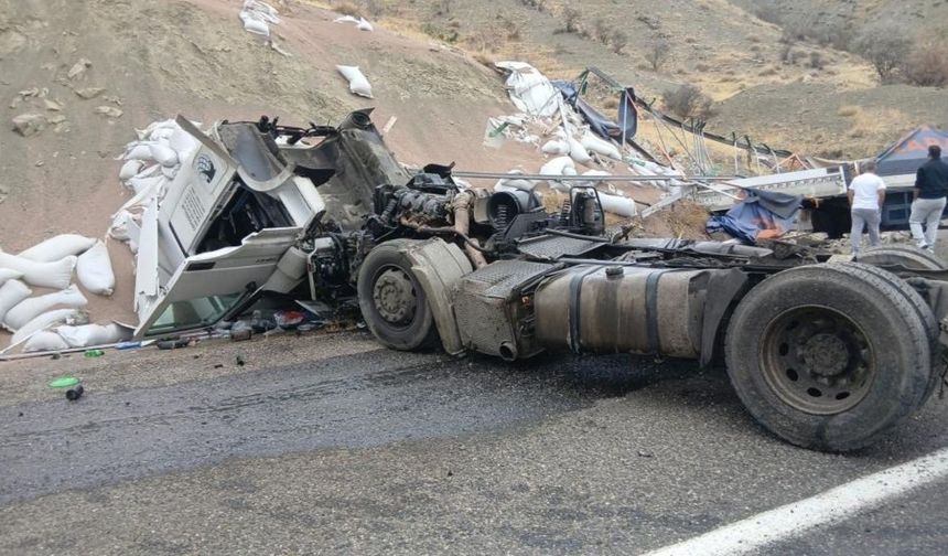 Diyarbakır yolunda tır devrildi, mercimekler yola saçıldı