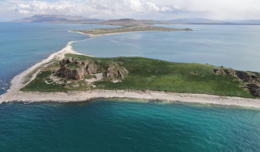 Van Gölü’nde antik yol su altından çıktı